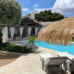 La Maison Francaise Hotel